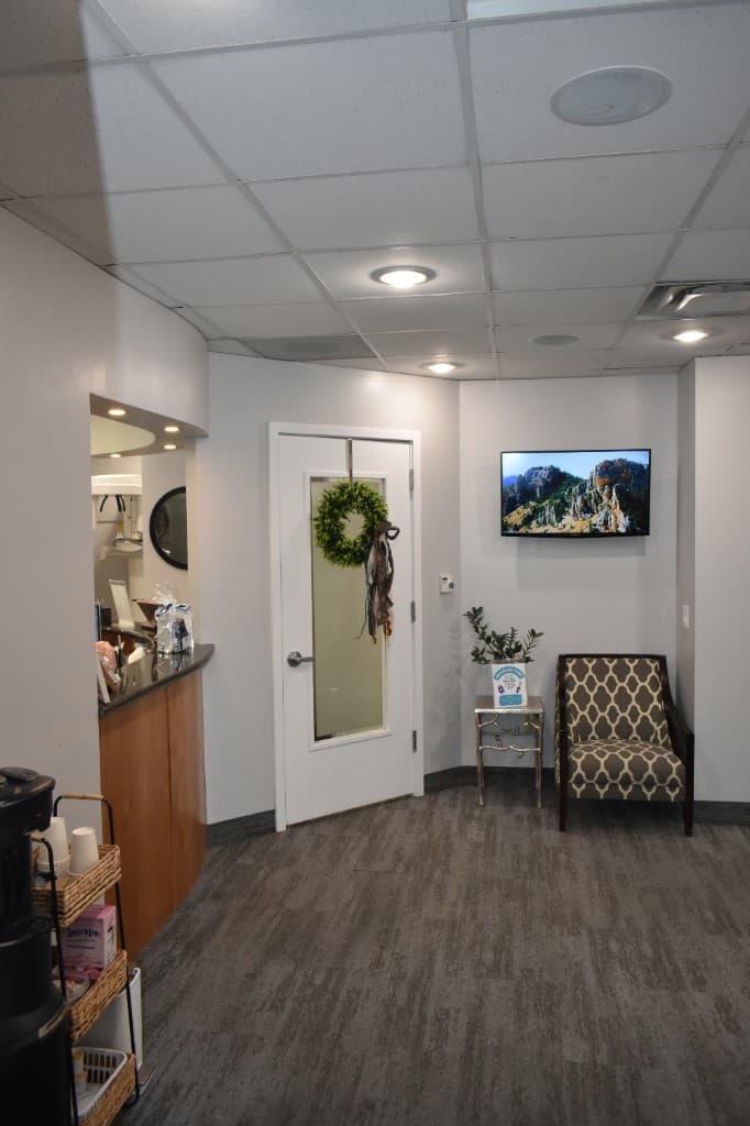 Murray office patient lounge with seating and welcoming decor